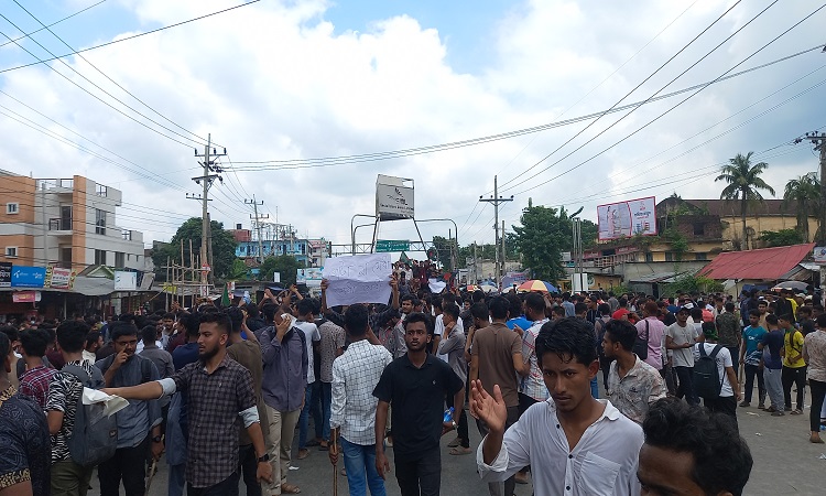 লক্ষ্মীপুর-ঢাকা মহাসড়ক অবরোধ কোটা আন্দোলনকারীদের
