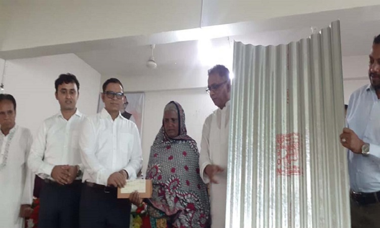 ইন্দুরকানীতে ঘূর্ণিঝড় রেমালের ক্ষতিগ্রস্তদের মাঝে ঢেউটিন ও অনুদানের চেক বিতরণ