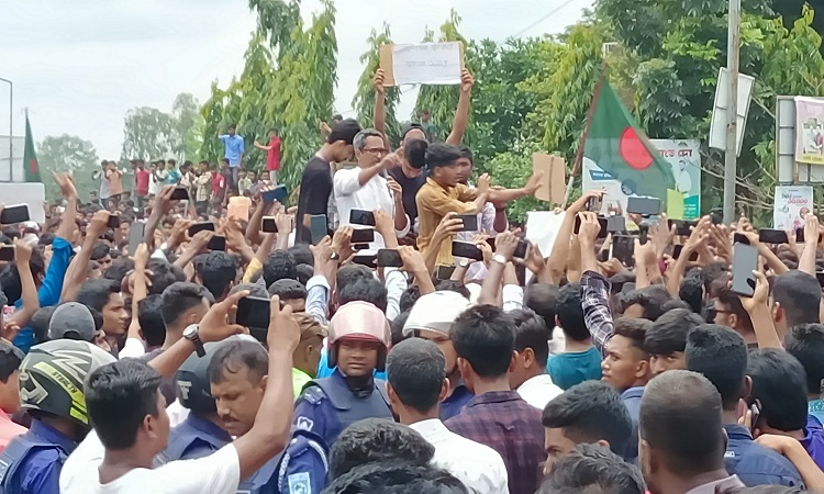 পঞ্চগড়ে আন্দোলনরত শিক্ষার্থীদের সড়ক অবরোধ, তিন ঘণ্টা পর যান চলাচল স্বাভাবিক
