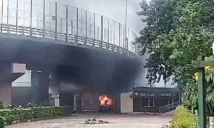 রামপুরা বিটিভি গেটে আগুন দিয়েছে কোটাবিরোধীরা