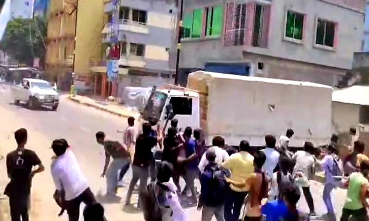রাজশাহীতে পুলিশের গাড়িতে শিক্ষার্থীদের হামলা, তিন পুলিশসহ আহত ৮