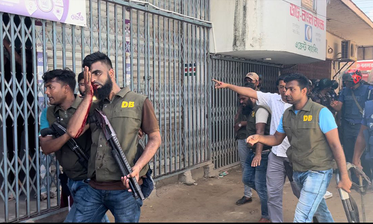 পাবনায় কোটাবিরোধীদের সঙ্গে পুলিশের সংঘর্ষ, ১০ পুলিশ সদস্যসহ আহত ২০