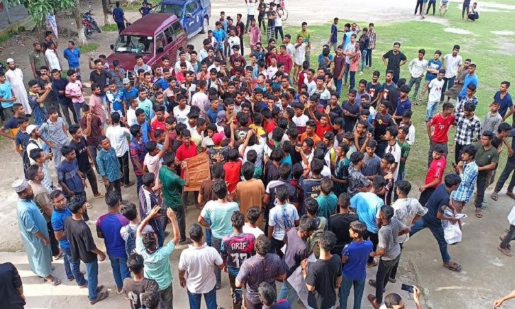 চিলমারীতে পুলিশি বাধায় কলেজ ক্যাম্পাসে শিক্ষার্থীদের বিক্ষোভ