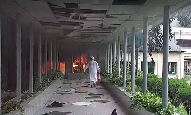বিটিভিতে আগুন দিয়েছে কোটাবিরোধীরা