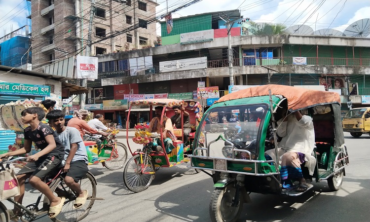 টাঙ্গাইলে ফিরছে কর্মচাঞ্চল্য, কর্মজীবীদের মাঝে স্বস্তি