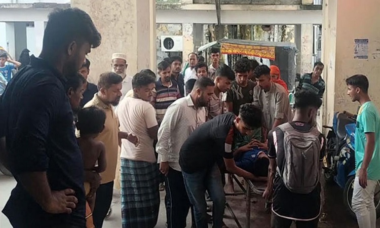 মসজিদের মাইকে ঘোষণা দিয়ে সংঘর্ষ, আহত অর্ধশতাধিক