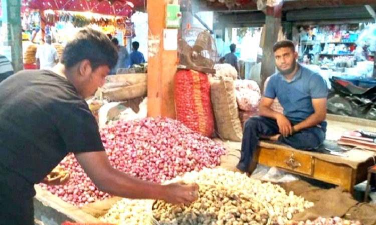হিলিতে পেঁয়াজের দাম কেজিতে কমেছে ৬ টাকা