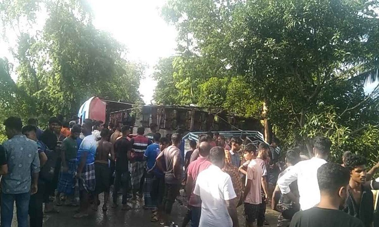 বাগেরহাটে যাত্রীবাহী বাস উল্টে নিহত ২, আহত ১৫