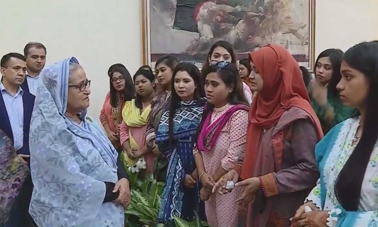 ছাত্রলীগের নির্যাতিত নেত্রীদের সঙ্গে সাক্ষাৎ করলেন প্রধানমন্ত্রী