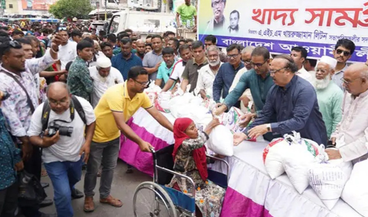 রাজশাহীতে অসহায় মানুষের মাঝে খাদ্য সামগ্রী বিতরণ