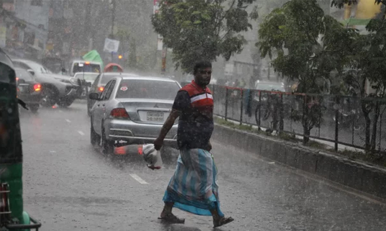 সকালের বৃষ্টিতে ঢাকায় কমেছে বায়ুদূষণ
