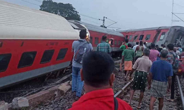 ভারতে ভয়াবহ রেল দুর্ঘটনায় ১৮ বগি লাইনচ্যুত, হতাহত ২২