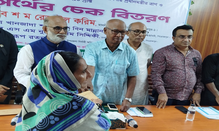 নাজিরপুরে রেমালে ক্ষতিগ্রস্তদের মাঝে টিন ও নগদ অর্থ বিতরণ