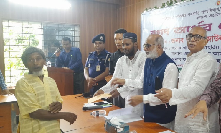 নাজিরপুরে ঘূর্ণিঝড় রেমালে ক্ষতিগ্রস্তদের মাঝে ঢেউটিন ও নগদ অর্থ প্রদান