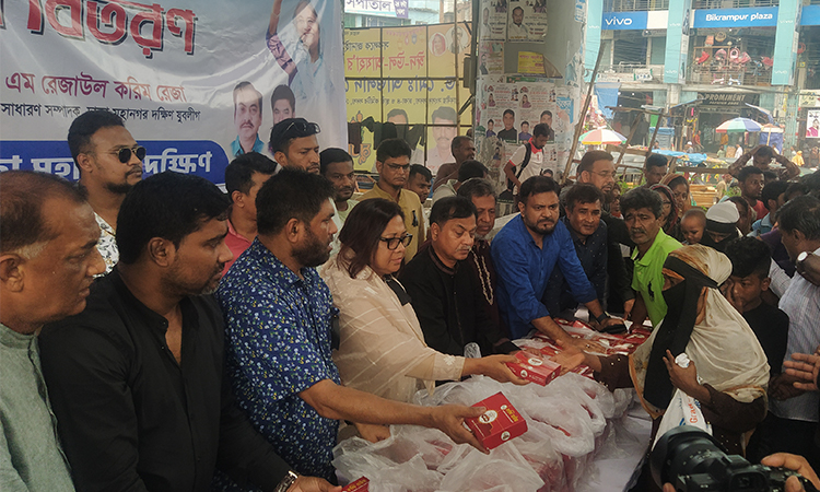 প্রধানমন্ত্রীর নির্দেশনায় দুস্থদের মাঝে খাবার বিতরণ করলেন হুইপ সানজিদা খানম এমপি