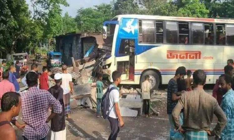 ময়মনসিংহে বাসের ধাক্কায় অটোরিকশা চালকসহ নিহত ২