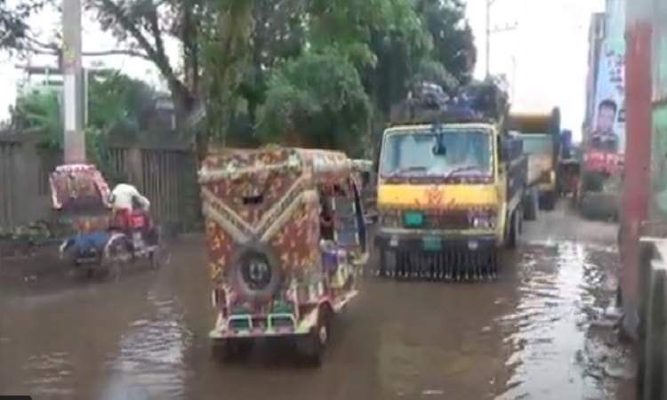 আশুলিয়ায় কুটুরিয়ায় সড়কে গর্ত, চলাচলে দুর্ভোগ