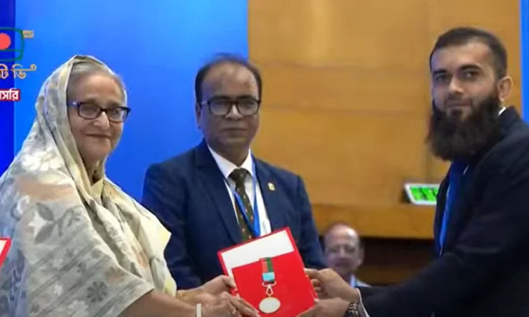 ২২ ব্যক্তি-প্রতিষ্ঠানকে জাতীয় মৎস্য পদক তুলে দিলেন প্রধানমন্ত্রী