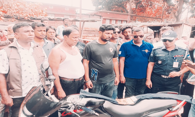 চুয়াডাঙ্গায় সোনার বারসহ আটক ২