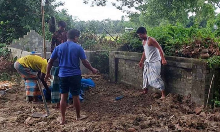 ৯ দিন পর কবর থেকে তোলা হলো কোটা আন্দোলনে নিহত পুলিশ কর্মকর্তার মরদেহ