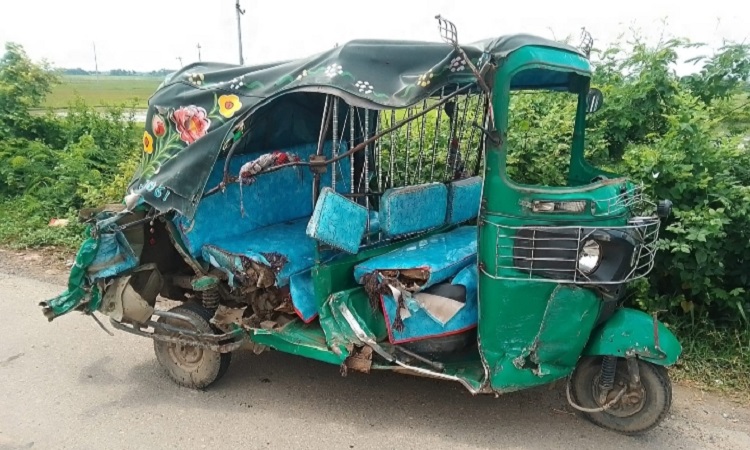 বাসের ধাক্কায় সিএনজির যাত্রীর পা বিচ্ছিন্ন, আহত ৬