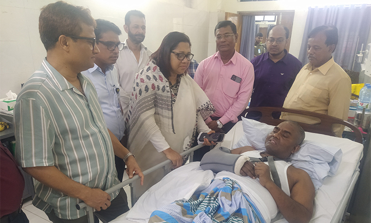 বিএনপি-জামাতের সন্ত্রাসী হামলায় আহত নেতাকে দেখতে হাসপাতালে এড. সানজিদা খানম