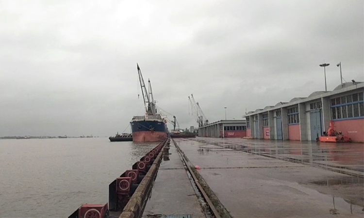 মোংলা বন্দরে ৩ নম্বর সংকেত, পণ্য খালাস ব্যাহত