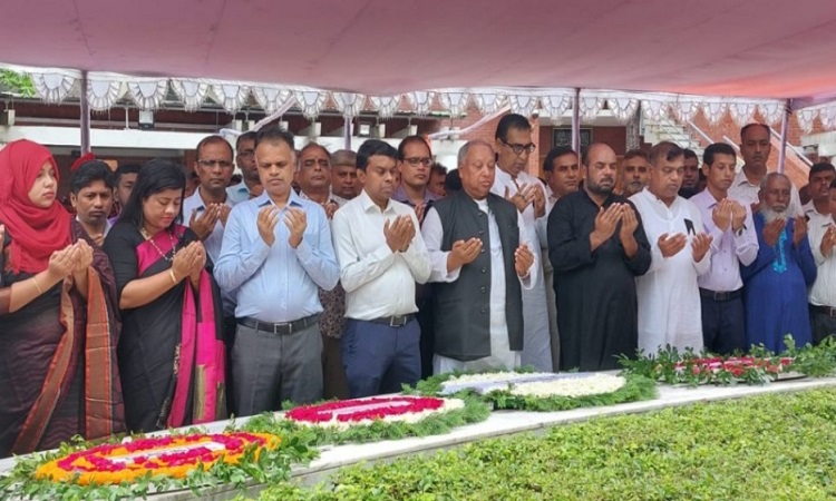শোকের মাস আগস্টের প্রথম দিনে টুঙ্গিপাড়ায় বঙ্গবন্ধুর সমাধিতে শ্রদ্ধা