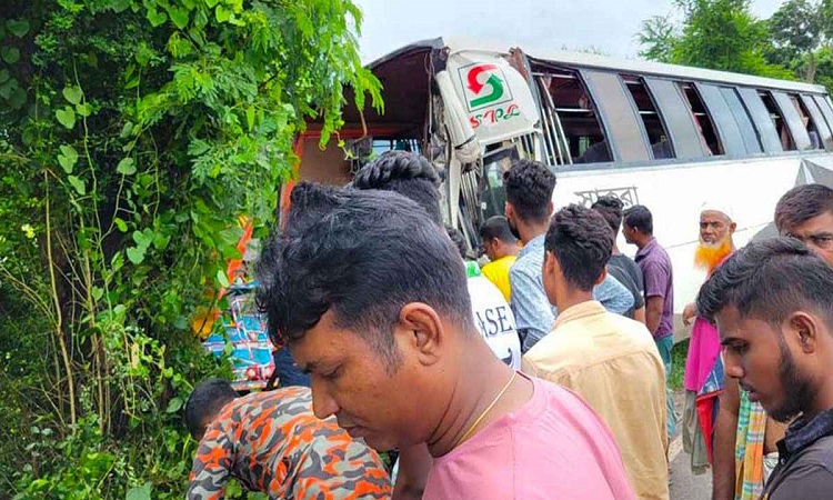 গোপালগঞ্জে বাস-ট্রাকের মাঝে চাপা পড়ে নিহত ৪