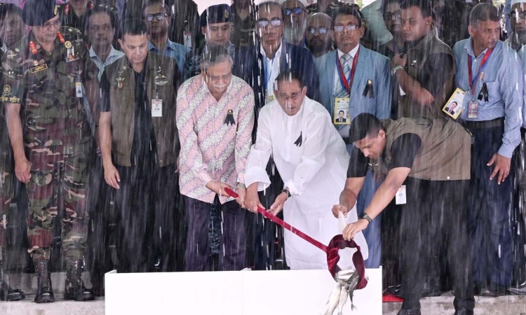 বঙ্গভবনের পুকুরে মাছের পোনা অবমুক্ত করলেন রাষ্ট্রপতি