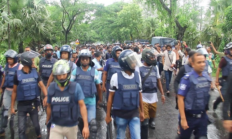 ঢাকা-পাবনা মহাসড়কে শিক্ষার্থীদের শান্তিপূর্ণ গণমিছিল, পুলিশের সহযোগিতা
