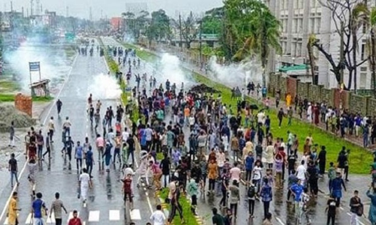 খুলনায় কোটাবিরোধীদের সাথে পুলিশের সংঘর্ষ