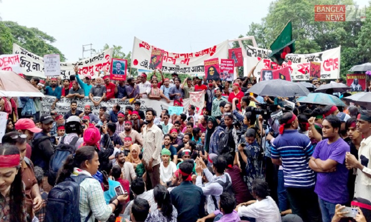 শহীদ মিনারে বিক্ষুব্ধ শিক্ষার্থীদের জমায়েত