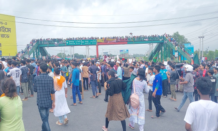 টাঙ্গাইলে কোটাবিরোধী ছাত্র আন্দোলনের শিক্ষার্থীদের কর্মসূচি পালন