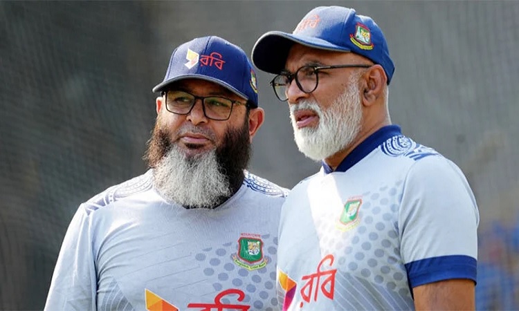 ছুটি শেষে ঢাকায় হাথুরুসিংহে, রাতে আসবেন মুশতাক