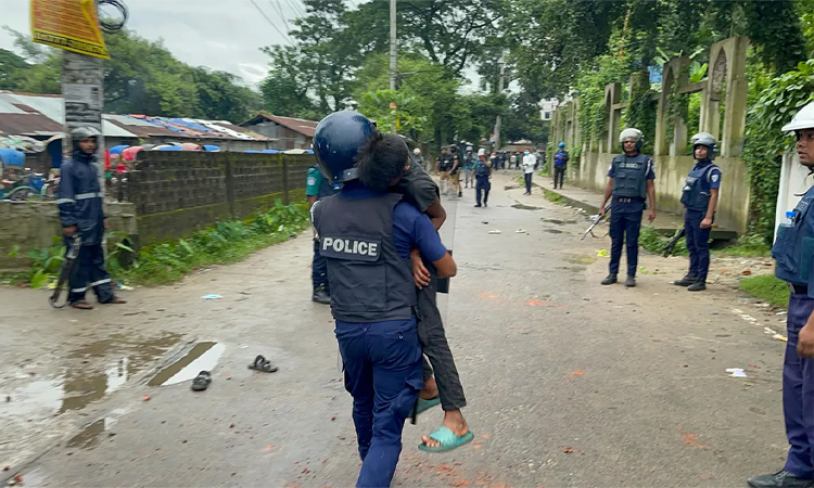 বুকে জড়িয়ে গুলিবিদ্ধ শিশুকে হাসপাতালে নিলো পুলিশ