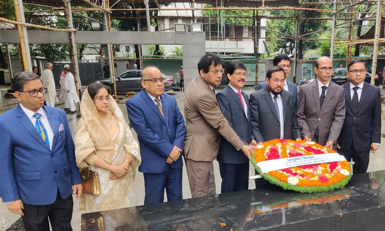 বঙ্গবন্ধুর প্রতিকৃতিতে হাইকোর্টের ৯ বিচারপতির শ্রদ্ধা