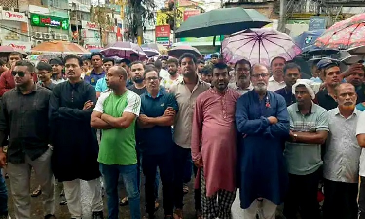 বৃষ্টি উপেক্ষা করে রাজশাহীতে আ. লীগের অবস্থান কর্মসূচি