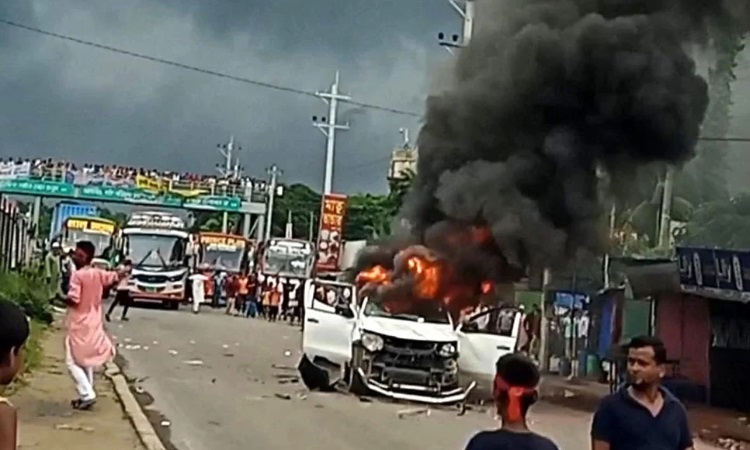 কুমিল্লায় এসিল্যান্ডের গাড়ি ভাঙচুর-অগ্নিসংযোগ