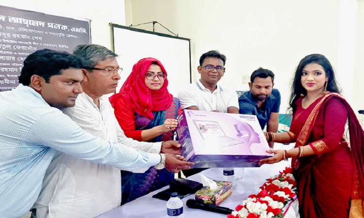 সিংড়ায় ১০৫ নারী উদ্যোক্তার মাঝে ল্যাপটপ বিতরণ