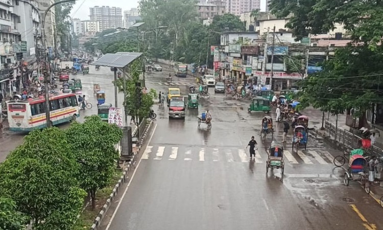 রাজধানীতে চলছে গণপরিবহণ, তবে খুবই কম