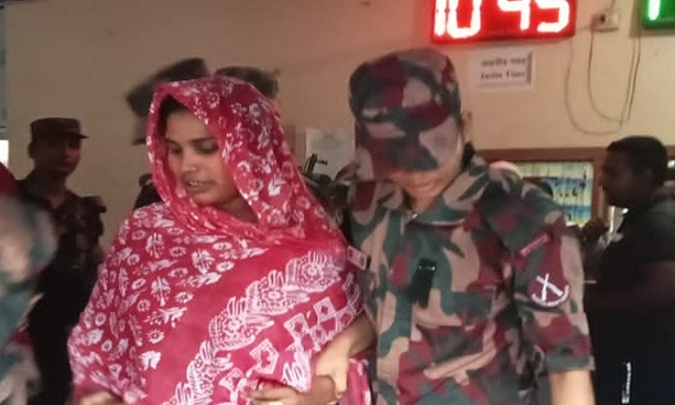 হিলিতে ইয়াবাসহ পাসপোর্টধারী নারীযাত্রী আটক