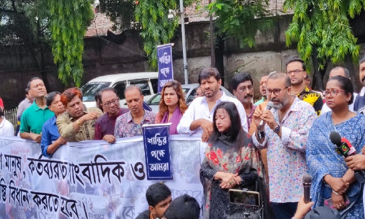‘আমরা সর্বদাই শান্তির পক্ষে’, এফডিসিতে চলচ্চিত্র শিল্পীদের মানববন্ধন