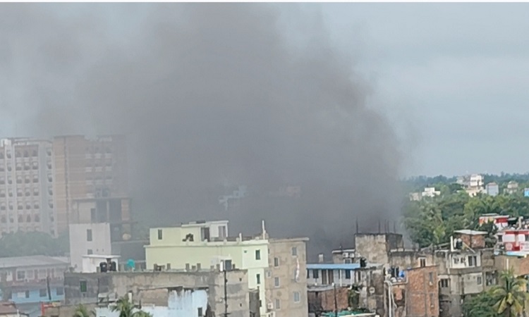 নোয়াখালীতে আওয়ামী লীগ কার্যালয়ে অগ্নিসংযোগ-ভাঙচুর