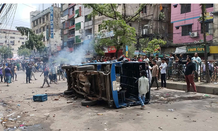 পুরান ঢাকায় পুলিশের গাড়ি ভাঙচুর, আদালতের প্রধান ফটক ভাঙার চেষ্টা