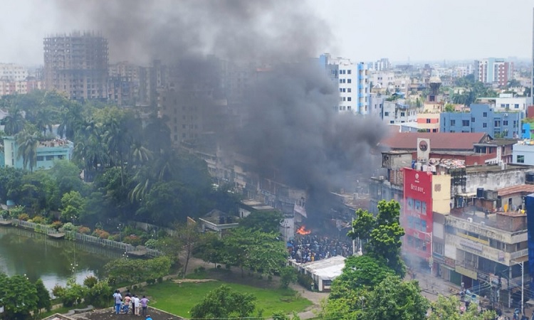 খুলনায় ‘নারায়ে তাকবির’ স্লোগান দিয়ে আওয়ামী লীগ অফিসে হামলা