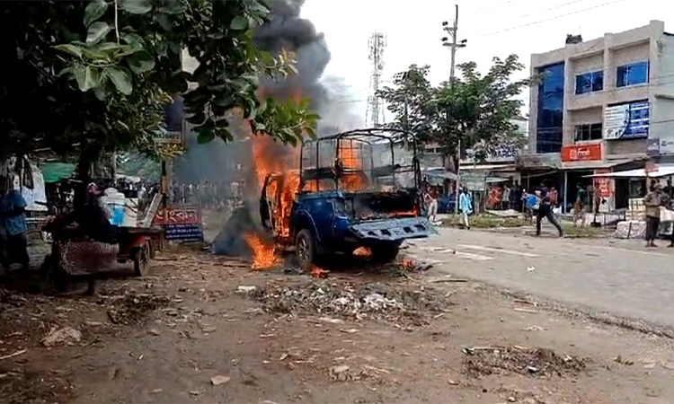 রামপালে পুলিশ ভ্যানে আগুন, দুই সাংবাদিক আহত