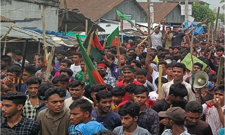 খানসামায় বিক্ষোভ ও সড়ক অবরোধ