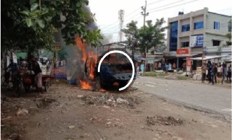 মোংলা-খুলনা মহাসড়কে পুলিশ ভ্যানে আগুন, ২ সাংবাদিক আহত