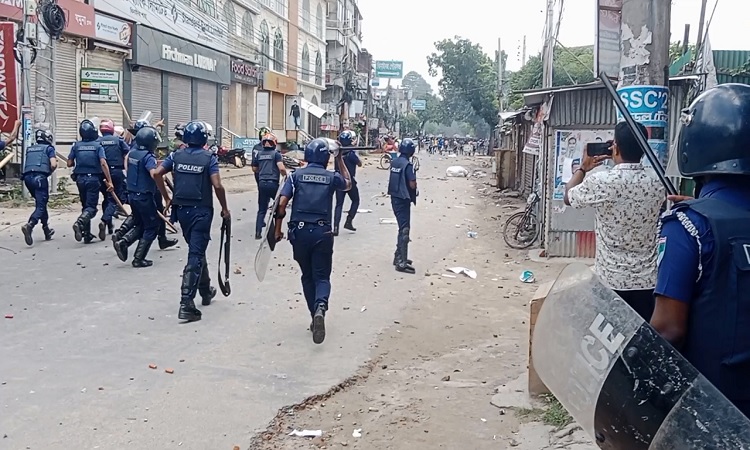 ঝিনাইদহে থানায় ইটপাটকেল নিক্ষেপ, পুলিশ বক্স ভাঙচুর